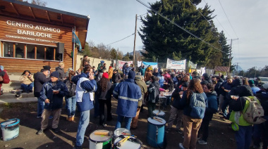 Tras un abrazo simbólico en Bustillo, trabajadores de la CNEA preparan una movilización en el centro de Bariloche
