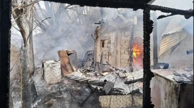 Una garrafa explotó y desató un incendio que destruyó una vivienda en Arrayanes