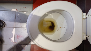 Sin agua desde el viernes: SOYEM denunció la situación de los baños en Puerto San Carlos