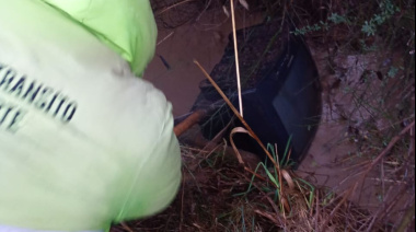 Lluvias en Bariloche: limpieza de cordones cuneta y hasta un televisor sacado de una zanja