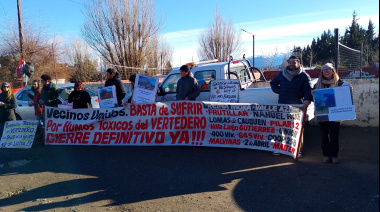 Vecinos marcharon afuera del acto por el 9 de julio para reclamar por el vertedero