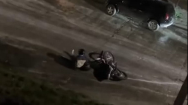 (Video) Un vecino se cayó de la moto por una calle convertida en hielo