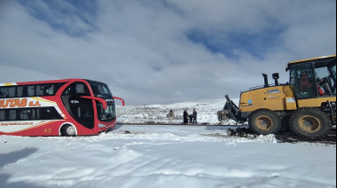 Vialidad Nacional trabaja para liberar un colectivo encajado por la nieve en la Ruta 23