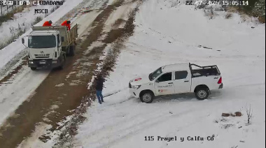 Nieve sin tregua: la Delegación Sur redobló el operativo en Prayel y el 645 Viviendas