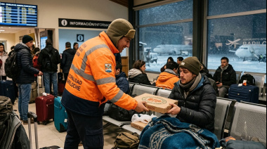 Pizzas, empanadas y sánguches: el menú de emergencia que el municipio llevó a los varados por el temporal