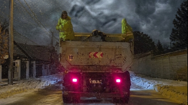Bariloche bajo la nieve: cuadrillas a pleno y cadenas obligatorias para subir a Catedral