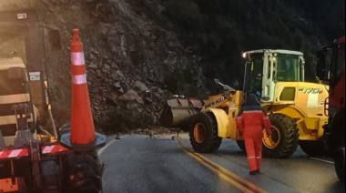 (Video) Corte total en la Ruta 40 por desmoronamiento de rocas en Siete Lagos