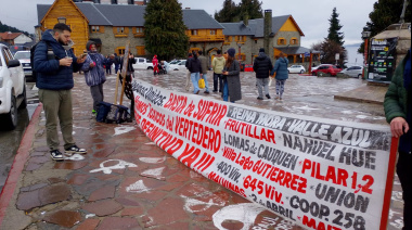 Vecinos se manifestan por el vertedero en las puertas de un acto