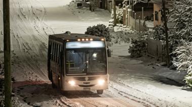 Un colectivo de la línea 84 se deslizó marcha atrás por una avenida nevada en Bariloche