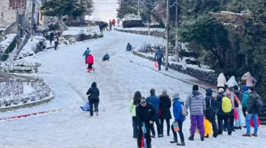 Esquí y culipatín en plena ciudad: los chicos aprovecharon la nieve como hace años no se veía
