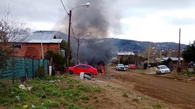 Prendieron fuego un auto en barrio Nahuel Hue