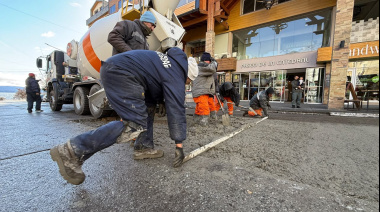 El municipio reparó hundimientos en el centro de Bariloche con maquinaria propia