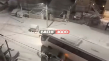 Bariloche: el peligroso descenso de un colectivo de egresados que quedó filmado y se viralizó
