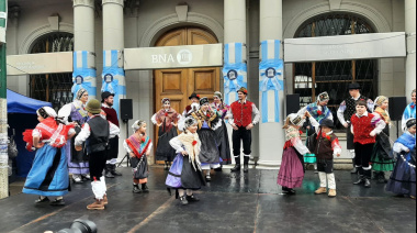 Colectividades y folclore: la calle Mitre vivió una noche a puro baile en la Fiesta de la Nieve
