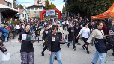 Con bandejas en alto, la Carrera de Mozos y Camareras volvió a ser una de las postales de la Fiesta de la Nieve