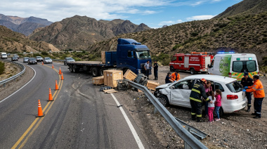 Ruta 40: un camión perdió la carga en una curva y provocó un siniestro con una familia adentro del auto