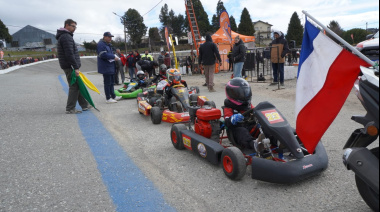 Karting en el Velódromo: pilotos locales exigieron a fondo sus máquinas ante cientos de vecinos