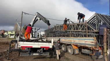 Llegaron las primeras 24,8 toneladas de estructura metálica para el Gimnasio N°6 de Arrayanes