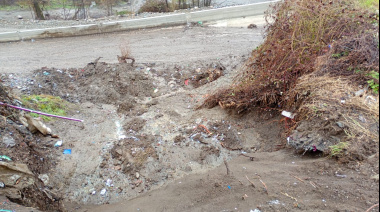 Un nuevo derrumbe en la Barda del Ñireco: tierra, rocas y barro cayeron sobre el camino en obra