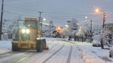 Nieva sin tregua en Bariloche: cadenas obligatorias para subir al Catedral y tránsito con precaución