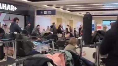 Caos en Aeroparque y Ezeiza por la tormenta en Buenos Aires: pasajeros de Bariloche varados
