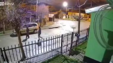 Otra vez la inseguridad: vecinos filman a un grupo abriendo autos en 400 Viviendas y Quimey Hue
