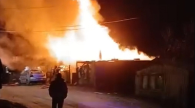 (Video) Una vivienda ardió por completo en Vilcapugio y Goedecke: hay una mujer hospitalizada