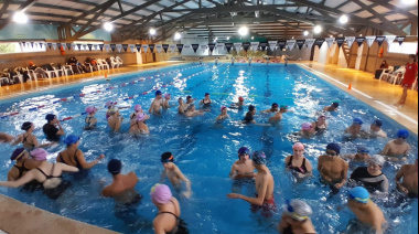 Nadar también es un derecho: jóvenes de los barrios aprenden natación gratis cada sábado