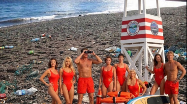 Se buscan guardavidas: título al día, silbato y coraje para meterse en el agua helada