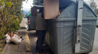 Viral por marchar, invisible por sobrevivir: la historia detrás de la vecina que revuelve la basura para comer