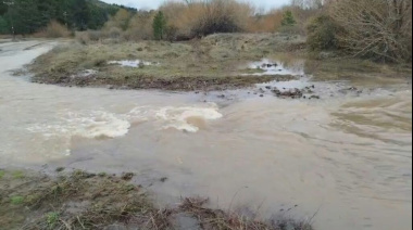 El Arroyo del Medio se desbordó y el camino a La Paloma quedó bajo el agua: solo pasan 4×4