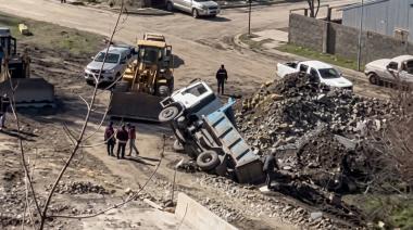 Volcó un camión municipal en la barda del Ñireco: no hubo heridos de gravedad