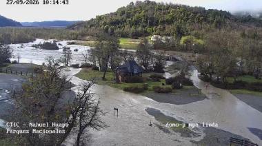 El río Manso se desbordó y dejó Pampa Linda bajo agua