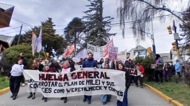 "No llegan a fin de mes": los reclamos que atravesaron la "Marcha de la Bronca" en Bariloche