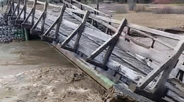 Se cayó el puente de acceso a Pampa Linda por la crecida del río Manso