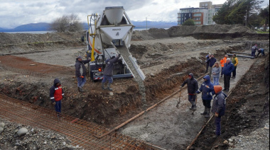 "La pileta tiene que ser un sinónimo de crecimiento": Cortés recorrió la obra del futuro natatorio de Playa Centenario
