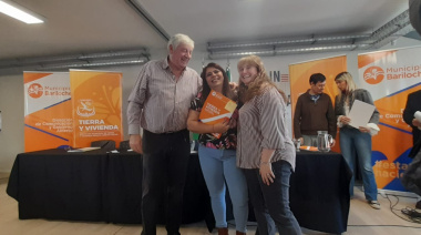 El Municipio entregó escrituras y certificados de libre deuda a familias de Bariloche