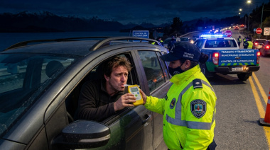 ¡Un inconsciente! Iba por la Bustillo totalmente alcoholizado pero se topó con el control de Tránsito