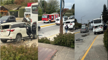Un micro con egresados chocó a una camioneta cerca del monolito