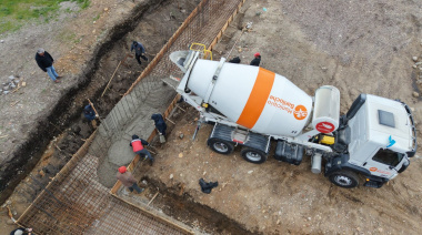 Hormigón fresco en Playa Centenario: arrancó el llenado de las bases del Natatorio Municipal