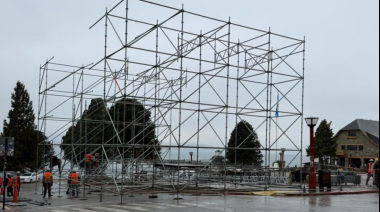 Escenario en construcción y calles cortadas: el Centro Cívico empieza a vibrar la Semana de la Juventud