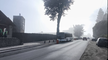 Movimiento de maquinaria en la Bustillo por la pavimentación de laterales en el km 1