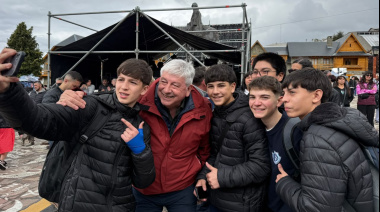 Entre stands, música y baile, Cortés compartió con los estudiantes la Semana de la Juventud en Bariloche
