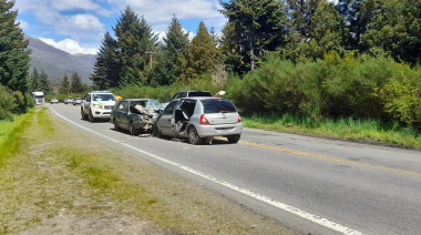 Una mañana de tensión en la Ruta 40: choque de frente, una conductora atrapada y heridos en el Hospital Zonal