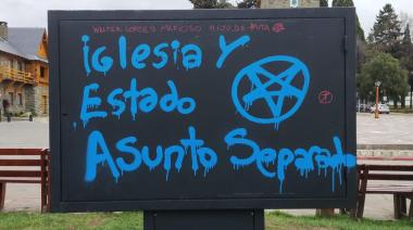 Vandalizaron el tótem de la Biblia del Centro Cívico durante la marcha por la Ley de Tierras