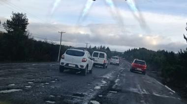 Ruta 82 destrozada: los autos esquivan pozos gigantes, se tiran a la vereda y ya hubo un vuelco