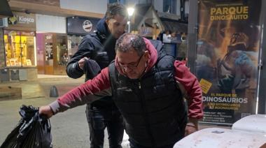 Bolsas y escobas: los funcionarios levantaron la basura del Centro Cívico