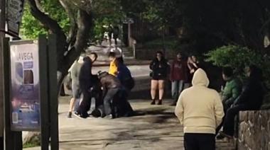 Golpes en pleno centro de Bariloche: las imágenes de una noche con varios enfrentamientos