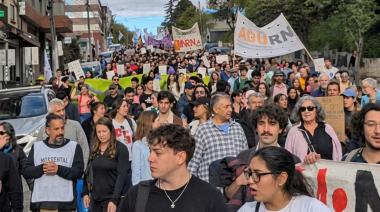Multitudinaria marcha por la universidad pública en Bariloche: “No dejamos de estar indignados”