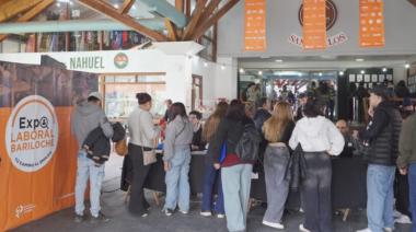 Una multitud en busca de empleo y empresas que necesitan gente para la temporada